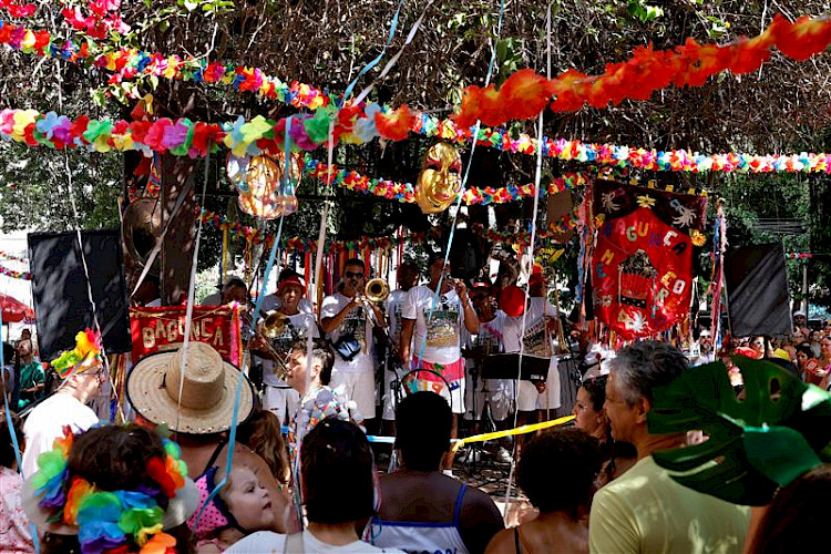 Além do circuito oficial, estabelecimentos inovam no Carnaval