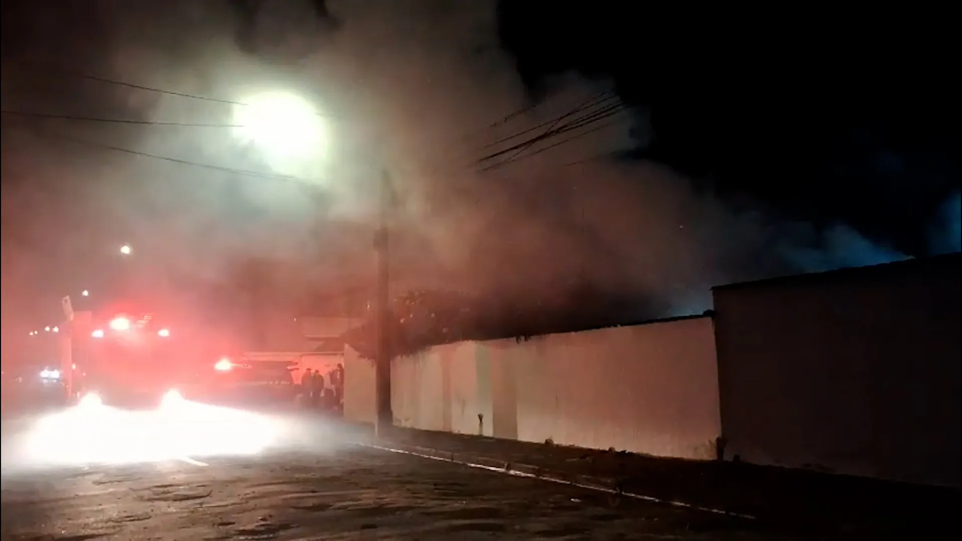 Incêndio atinge anexo de residência no bairro Jardim Aeroporto