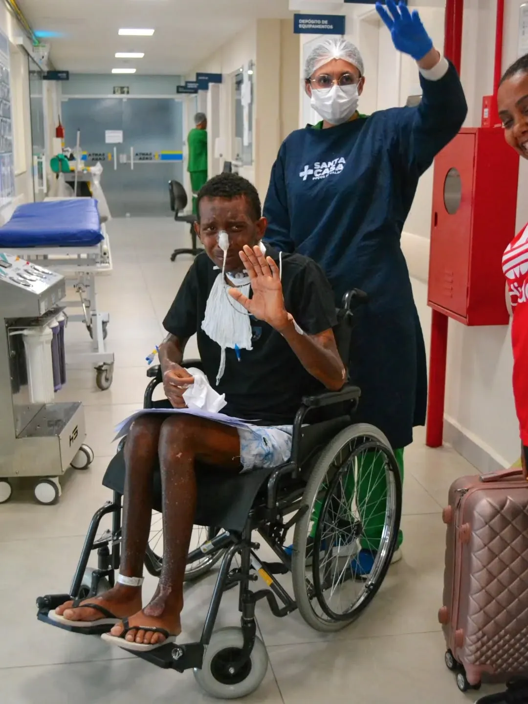 Após 53 dias na UTI, jovem de 20 anos recebe alta sob aplausos na Santa Casa