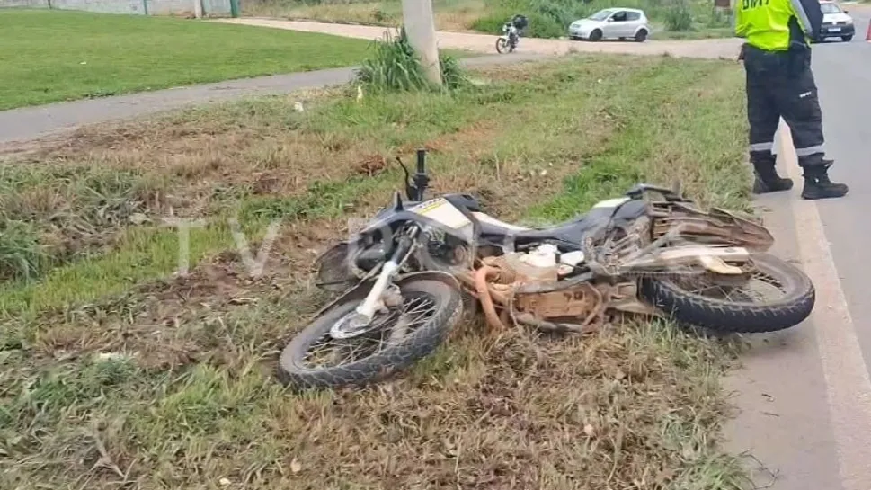 Motociclista fica ferido em acidente com carro na zona leste de Poços de Caldas