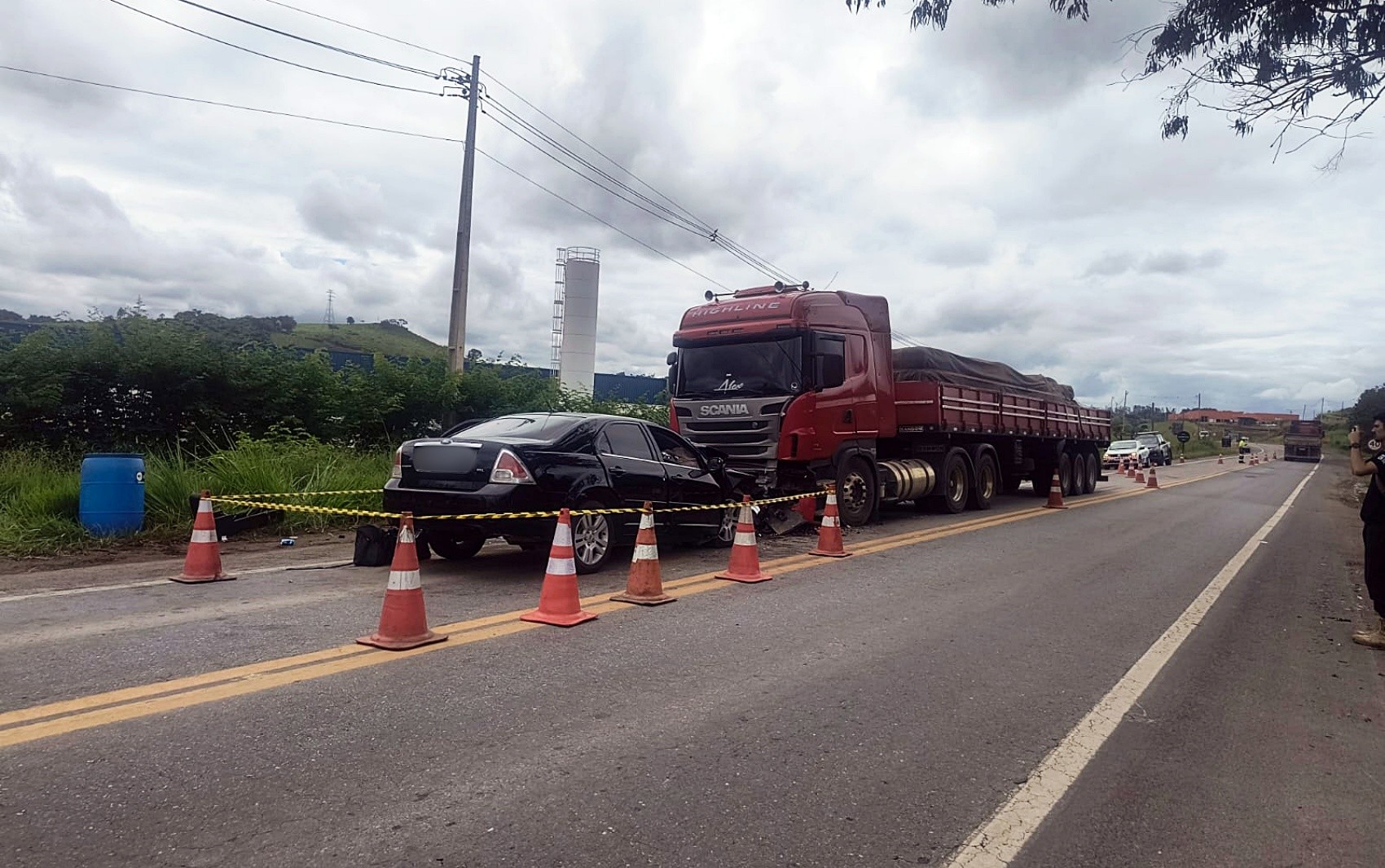 Passageira morre após carro bater de frente com carreta na MG-290, em Jacutinga