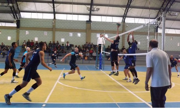 Poços Ativa abre novas vagas para iniciação ao vôlei no CAIC da zona sul
