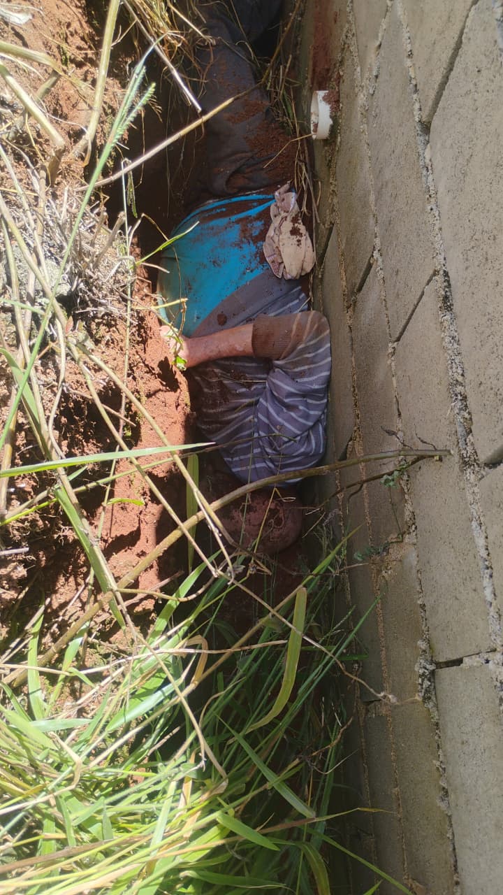 Bombeiros resgatam idoso preso entre barranco e muro em Carmo de Minas