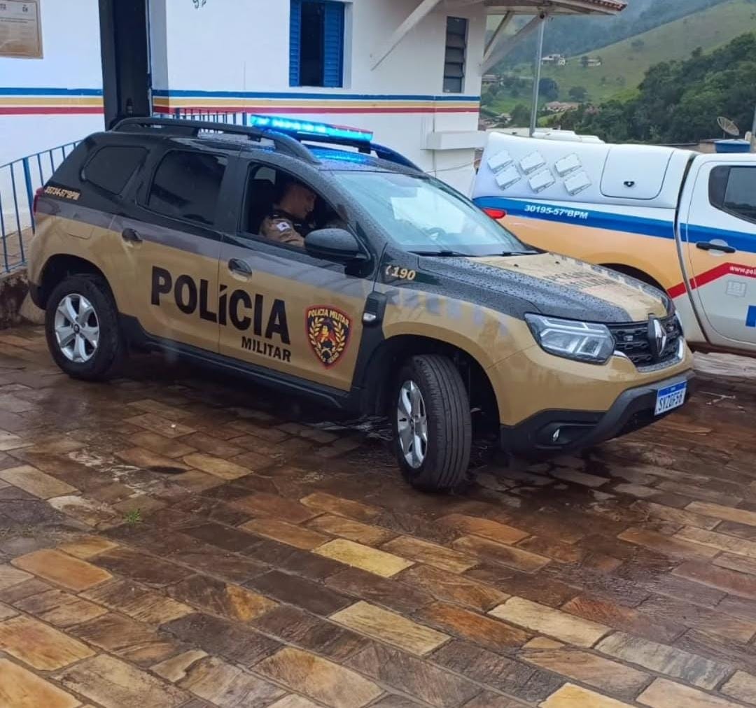 Homem é preso com arma de fogo e materiais suspeitos após denúncia em Baependi