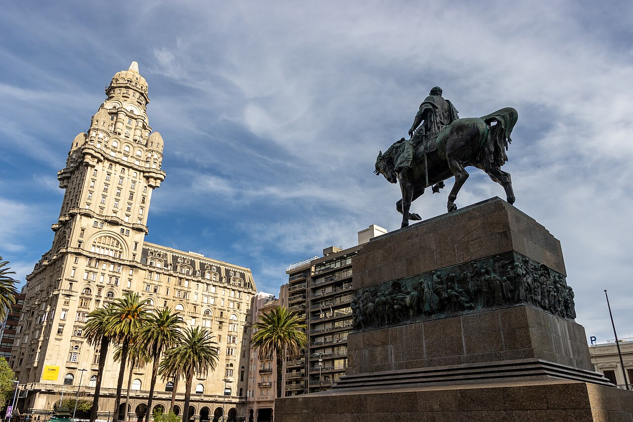 É possível se hospedar no Palácio Salvo, icônico prédio de Montevidéu