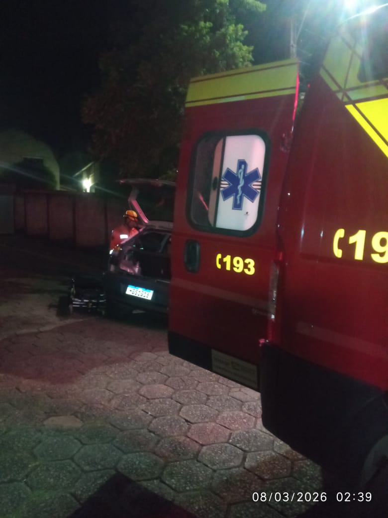 Motorista perde controle do carro e colide contra árvore durante a madrugada em São Lourenço