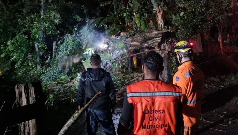 Chuvas intensas mobilizam equipes de emergência em Extrema