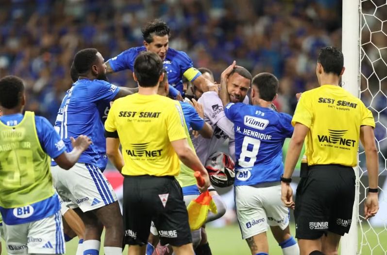 Confusão generalizada marca final do Campeonato Mineiro entre Cruzeiro e Atlético no Mineirão