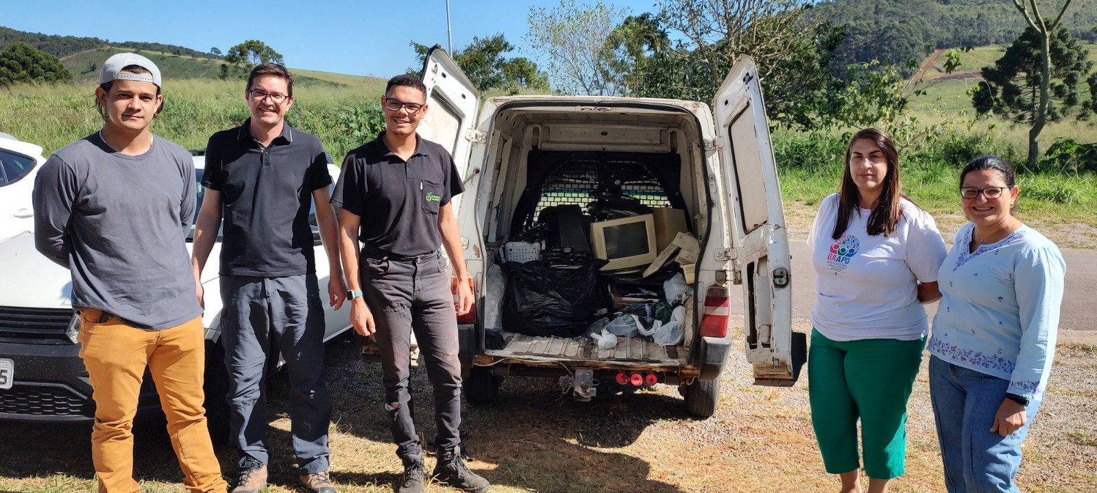 Mutirão de limpeza e caminhada ecológica mobilizam universitários em Poços de Caldas