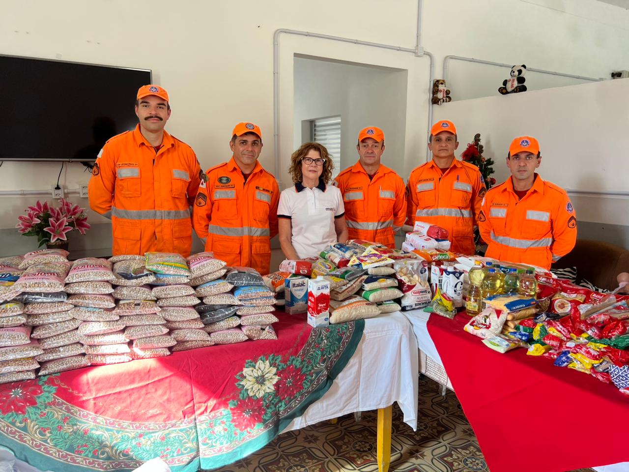 Corpo de Bombeiros de São Lourenço doa mais de meia tonelada de alimentos ao asilo Casa de Maria