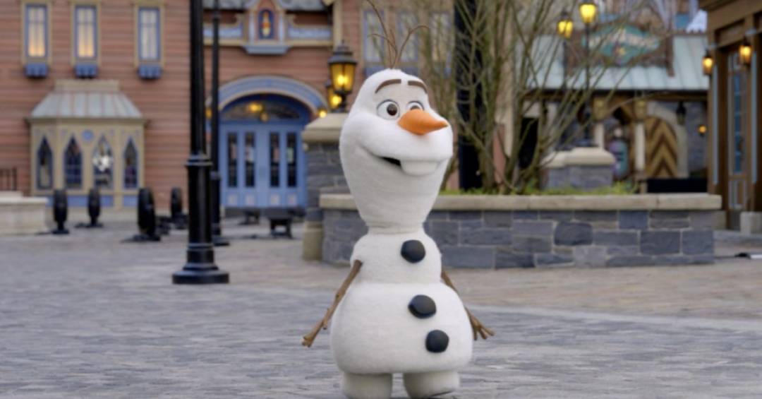 VÍDEO: Personagem de Frozen ganha vida com robô realista na Disney de Paris