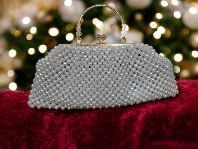 Bolsa Clutch Branca com Acabamento em Contas