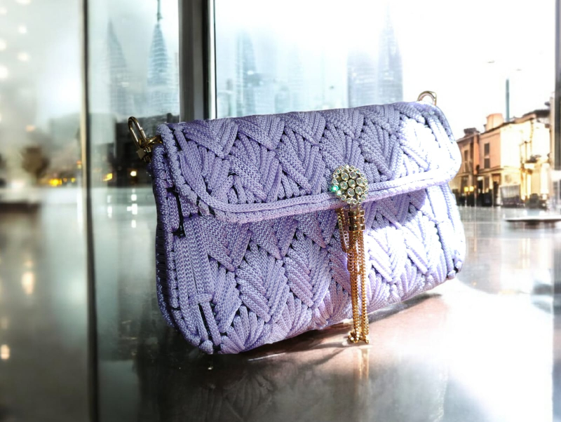 Bolsa feita com tela estruturada 