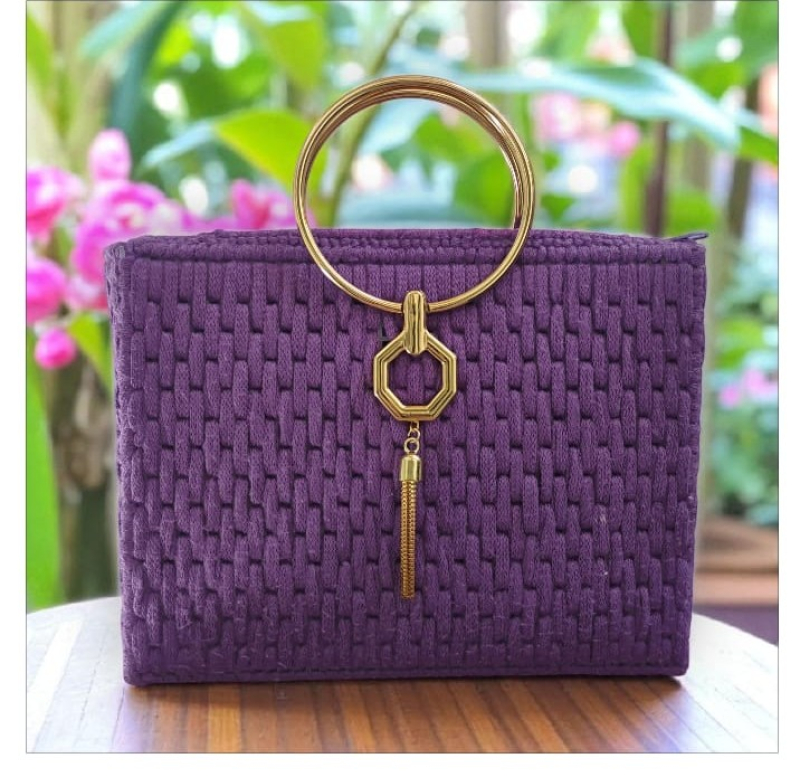 Bolsa de mão estruturada na cor roxa