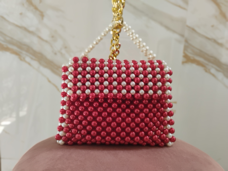 Bolsas de pérolas vermelhas com brancas