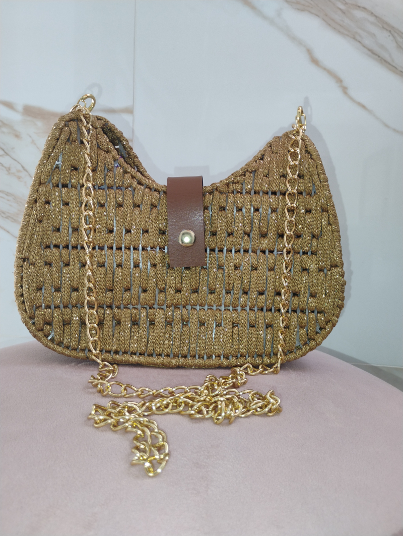 Bolsas estruturada na cor dourada com brilho e fecho de couro